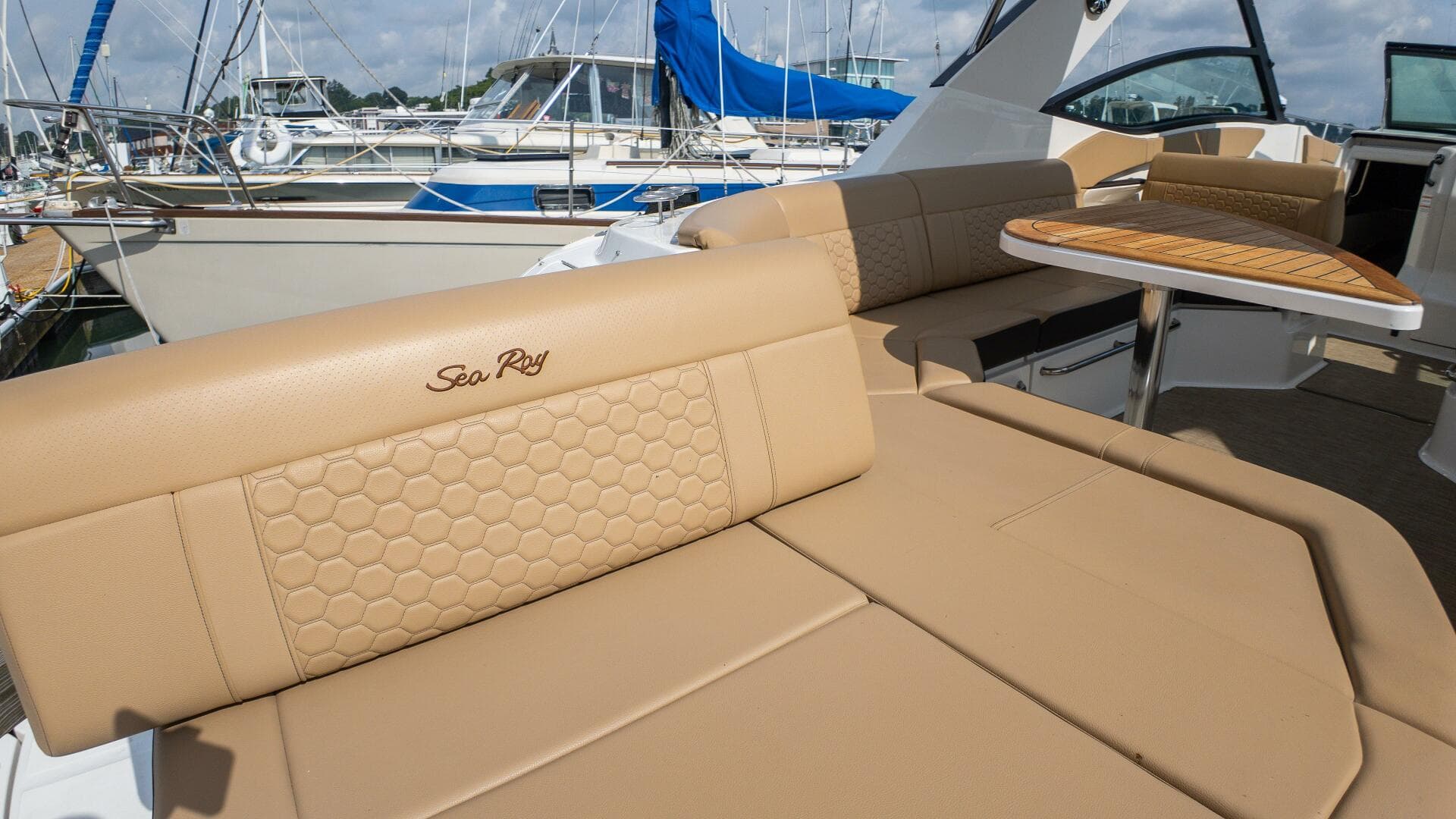2019 Sea Ray 320 Sundancer — photo 42