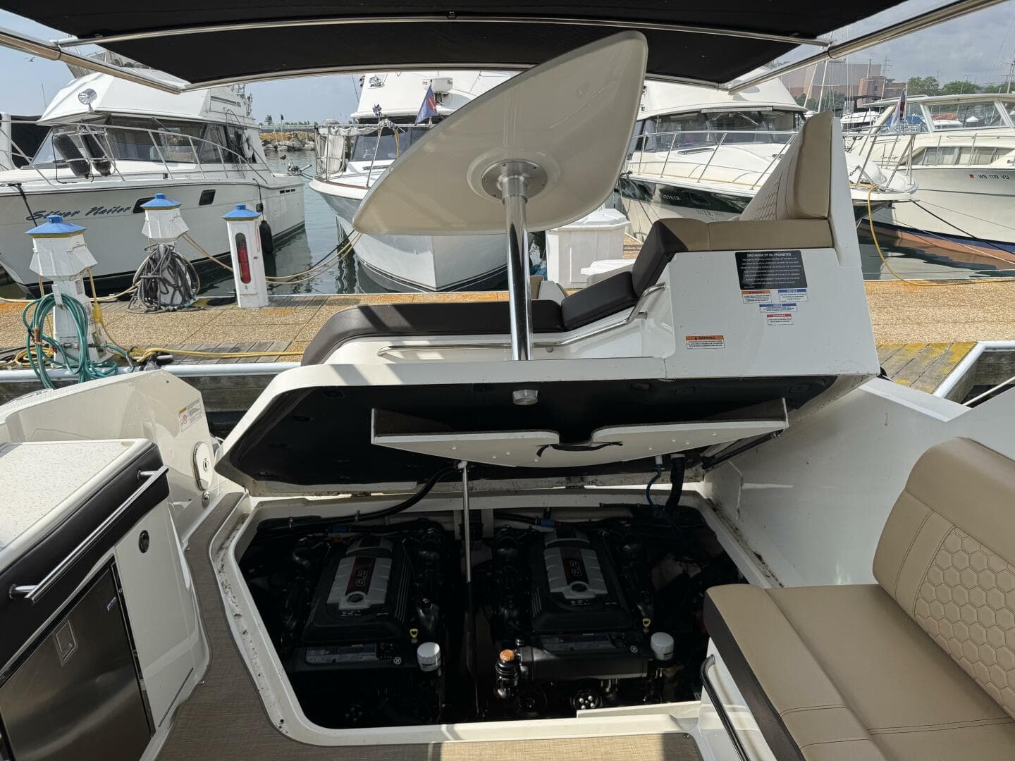 2019 Sea Ray 320 Sundancer — photo 89