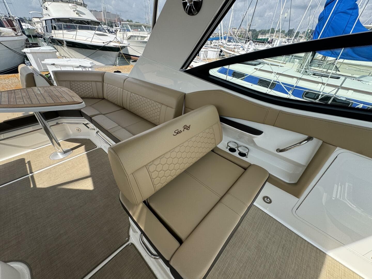 2019 Sea Ray 320 Sundancer — photo 98