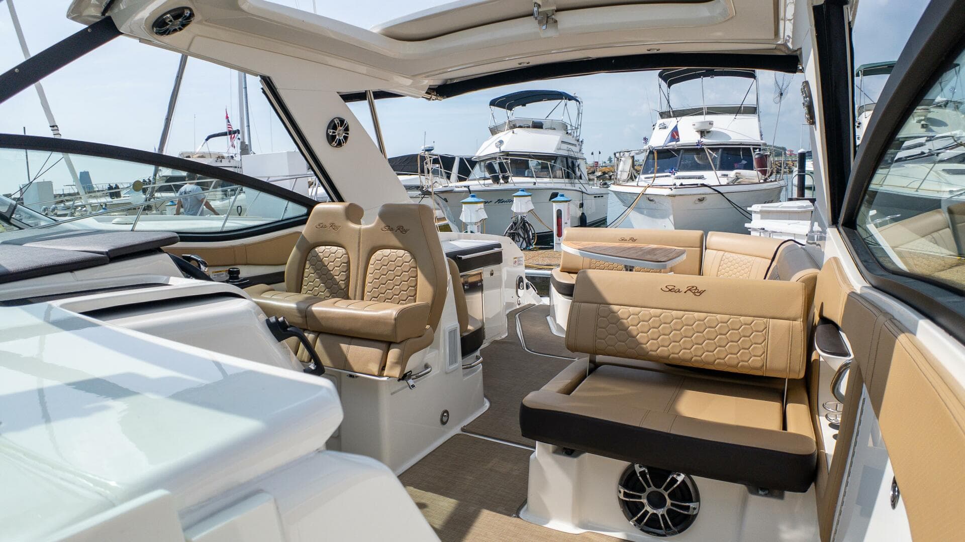 2019 Sea Ray 320 Sundancer — photo 56