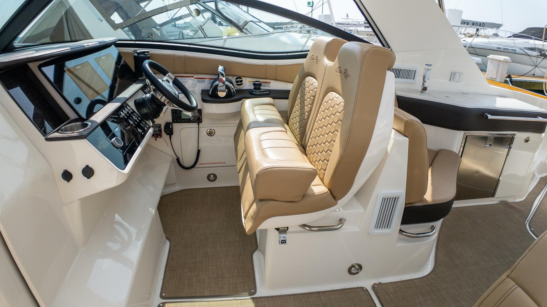 2019 Sea Ray 320 Sundancer — photo 62