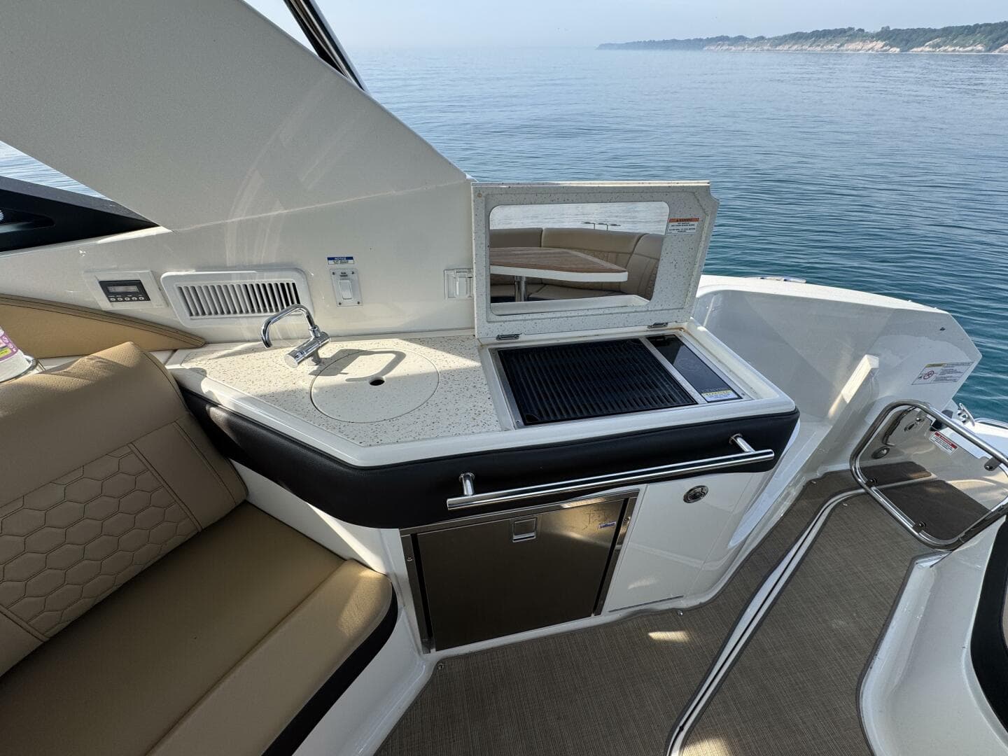 2019 Sea Ray 320 Sundancer — photo 66