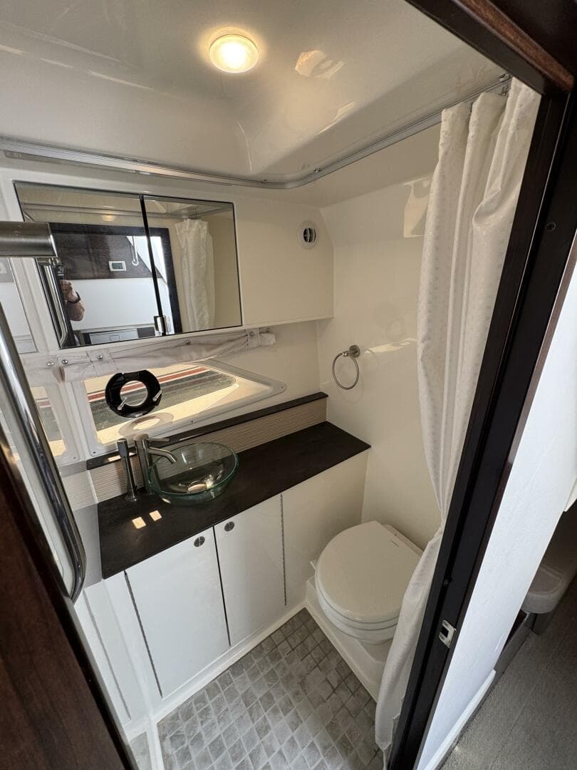 2019 Sea Ray 320 Sundancer — photo 79