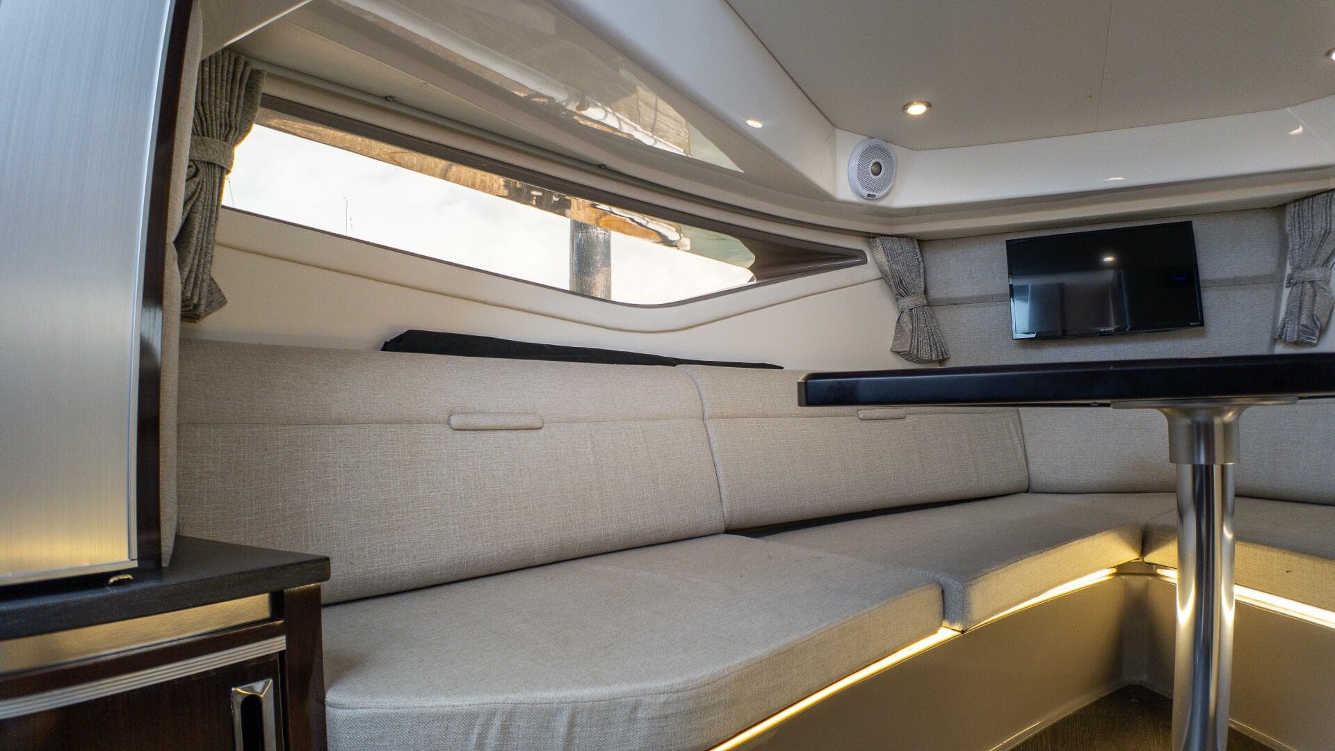 2019 Sea Ray 320 Sundancer — photo 33