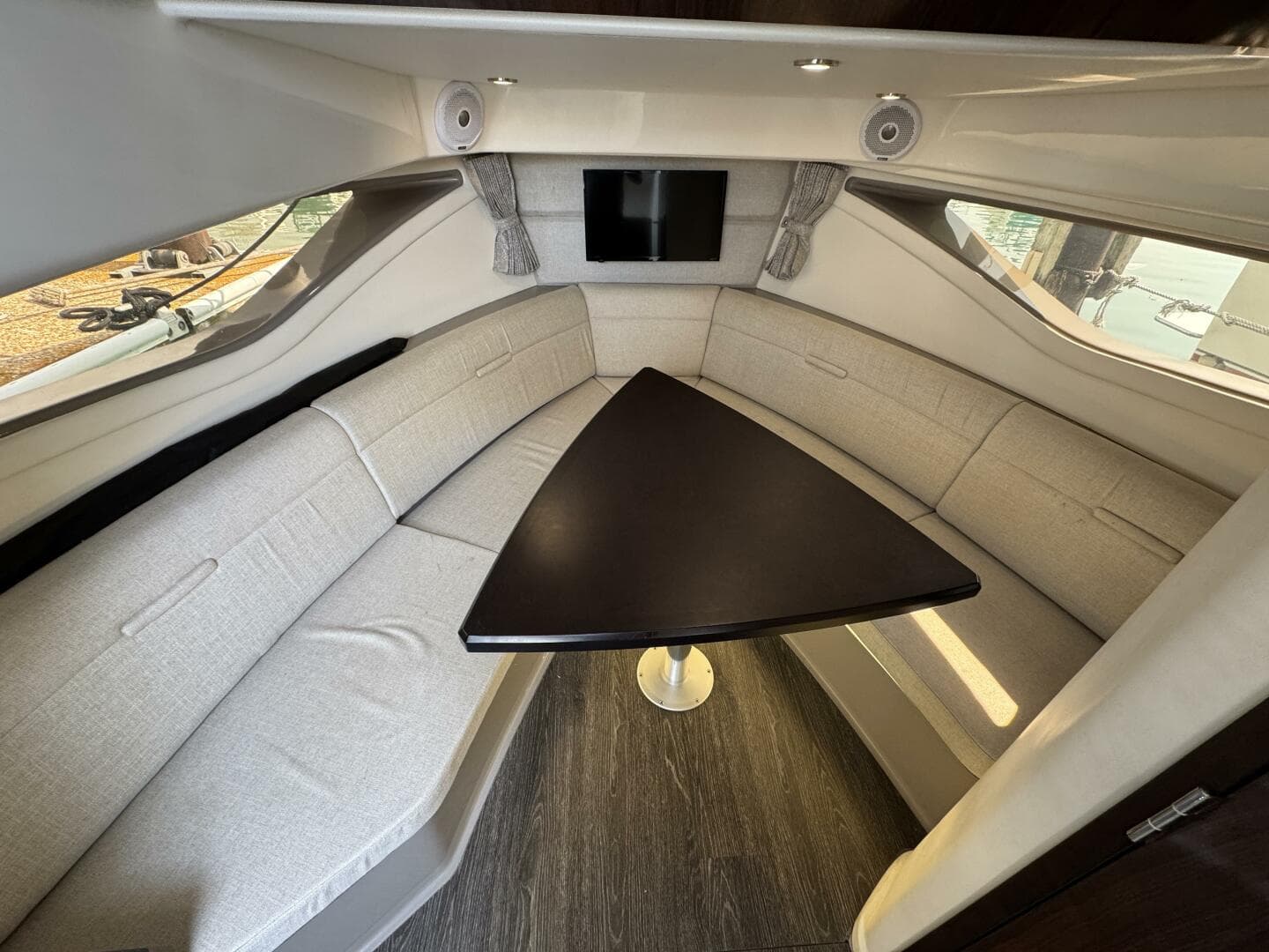 2019 Sea Ray 320 Sundancer — photo 74