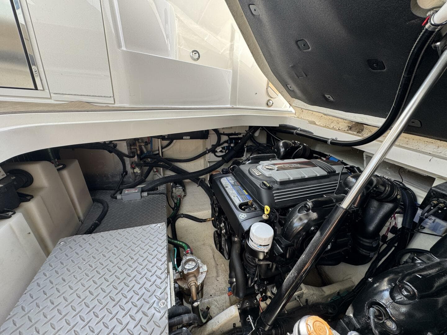 2019 Sea Ray 320 Sundancer — photo 86