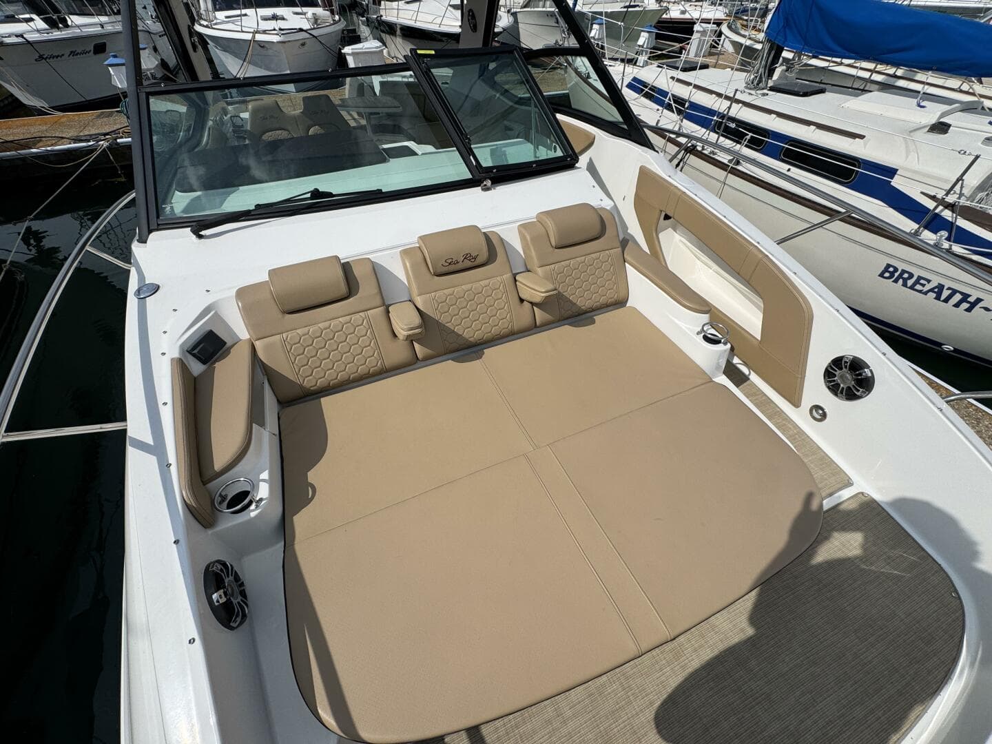 2019 Sea Ray 320 Sundancer — photo 94