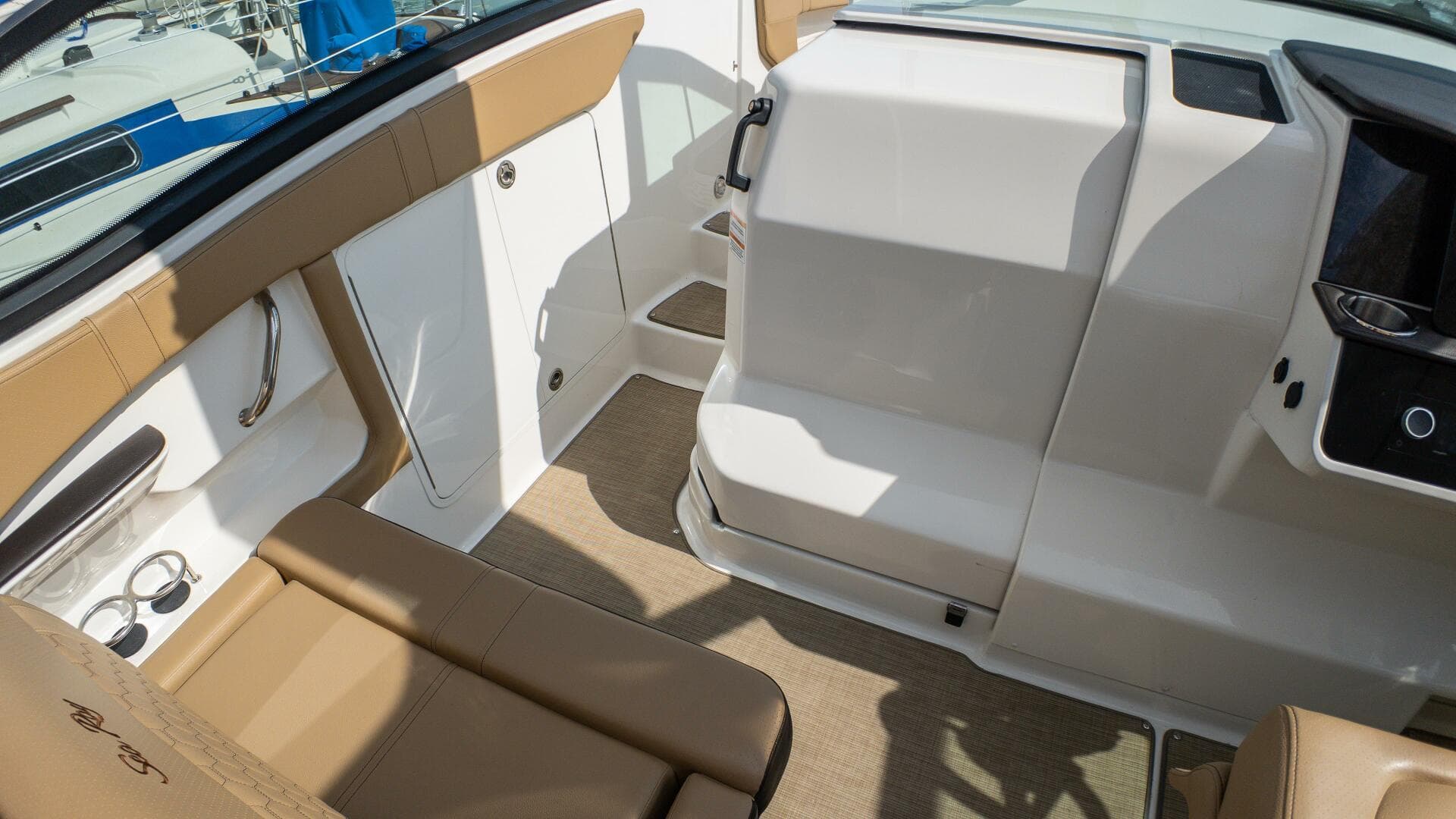2019 Sea Ray 320 Sundancer — photo 50