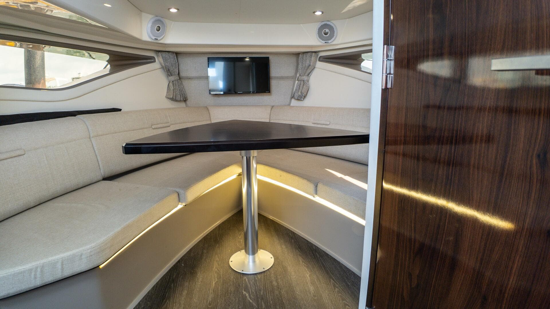 2019 Sea Ray 320 Sundancer — photo 32