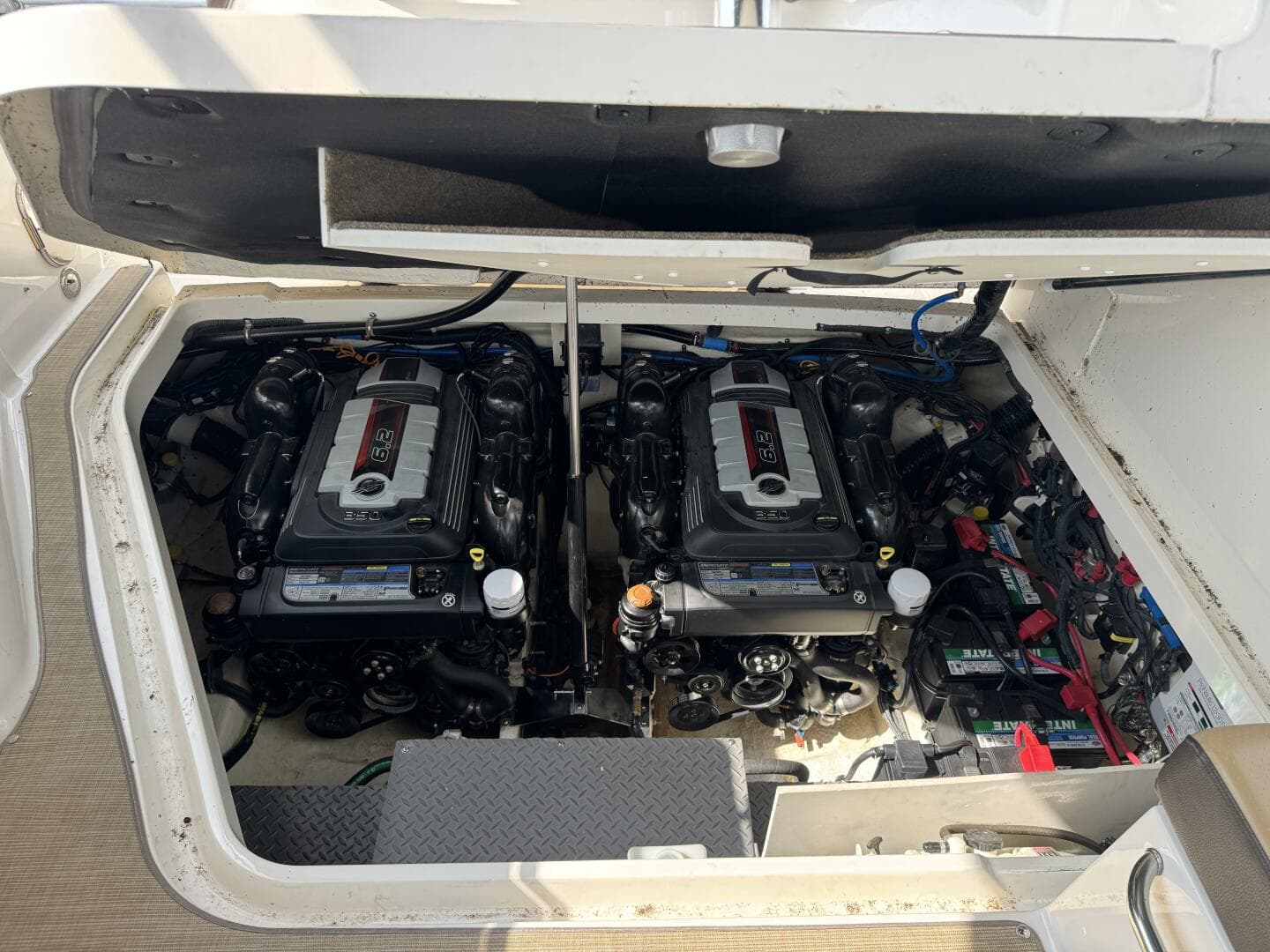 2019 Sea Ray 320 Sundancer — photo 90