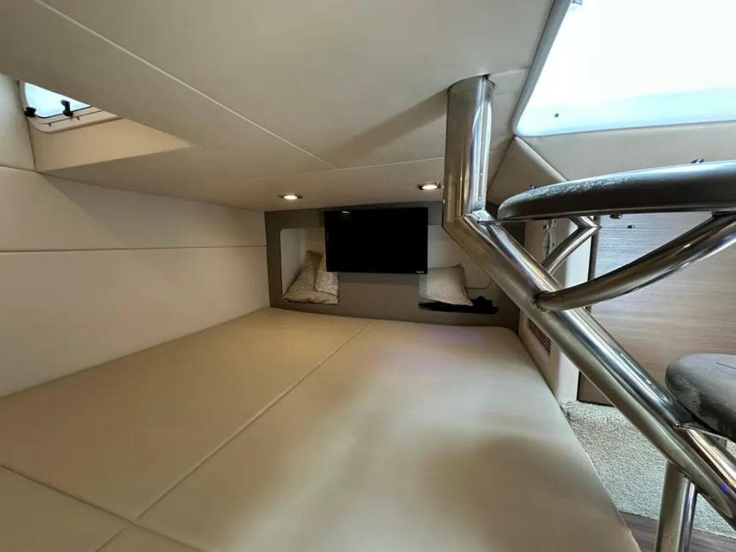 2019 Formula 350 Crossover Bowrider — photo 33