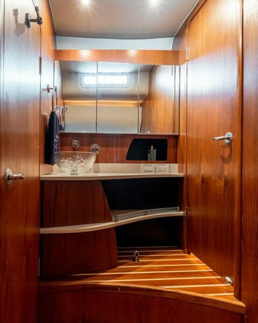 2007 Tiara Yachts 4300 Sovran — photo 18