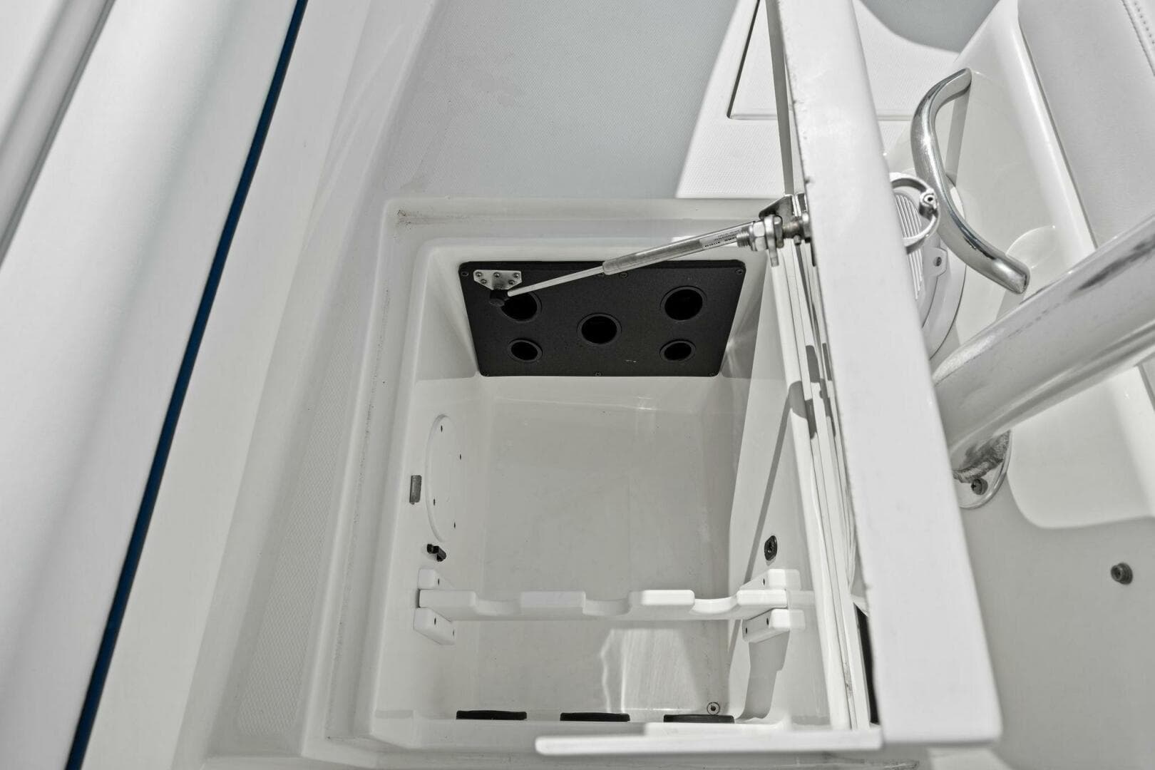 2012 Regulator 32 FS — photo 17