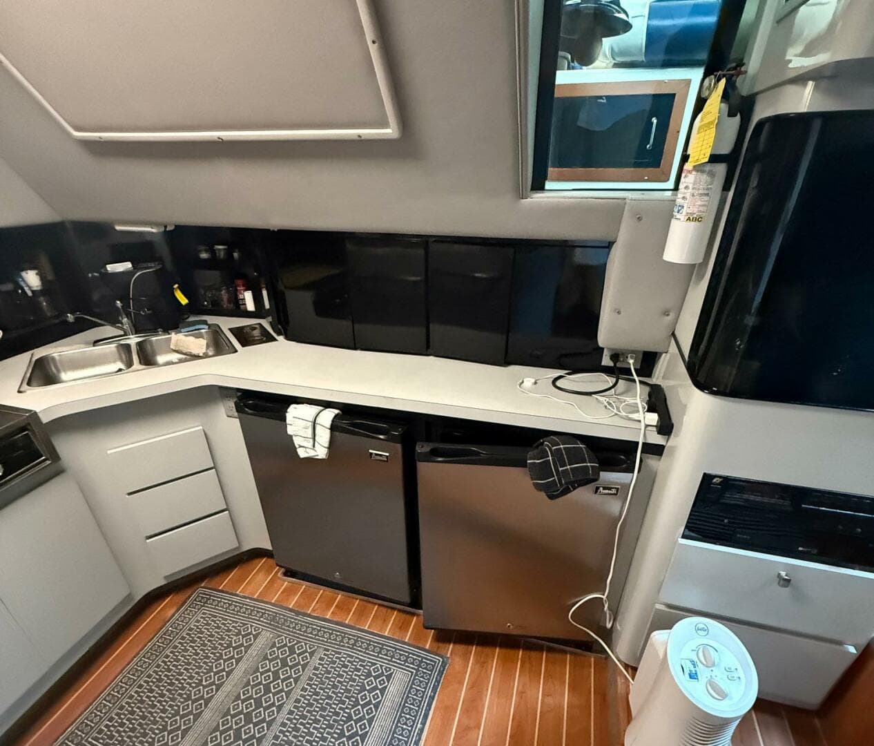 1989 Sea Ray 460 Express Cruiser — photo 16