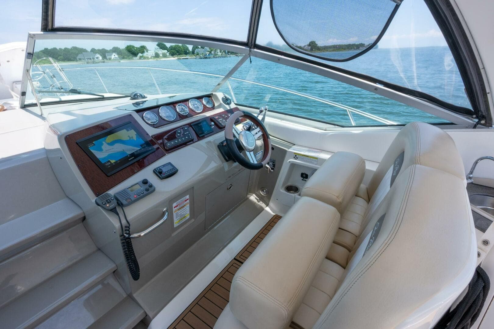 2013 Sea Ray 370 Sundancer — photo 25