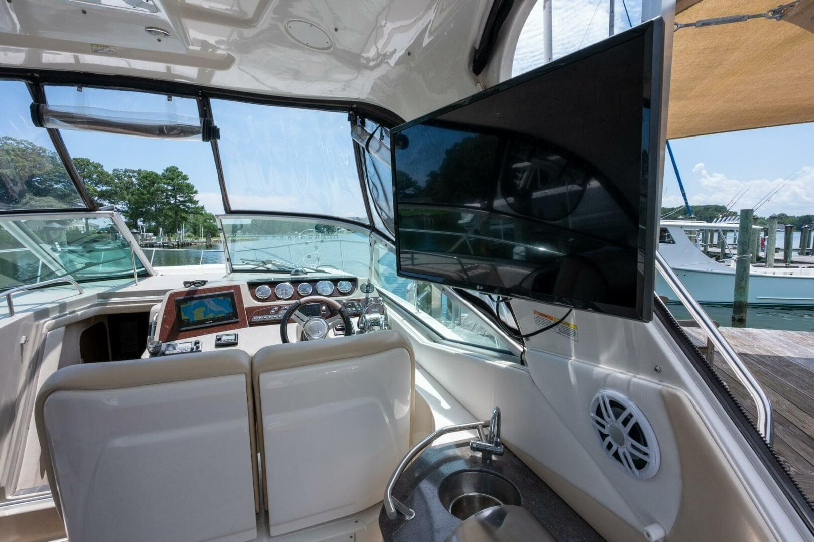 2013 Sea Ray 370 Sundancer — photo 24