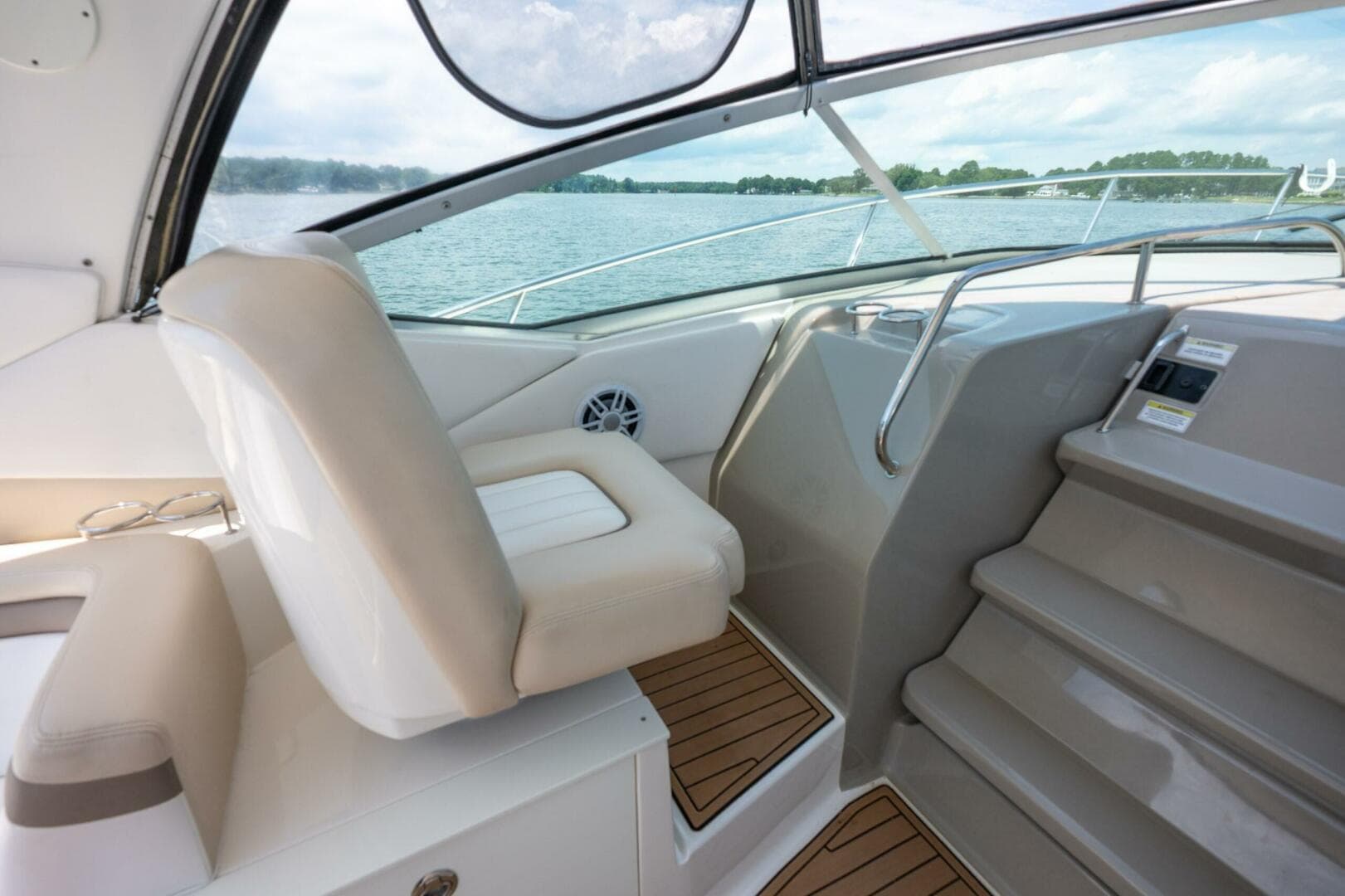 2013 Sea Ray 370 Sundancer — photo 27