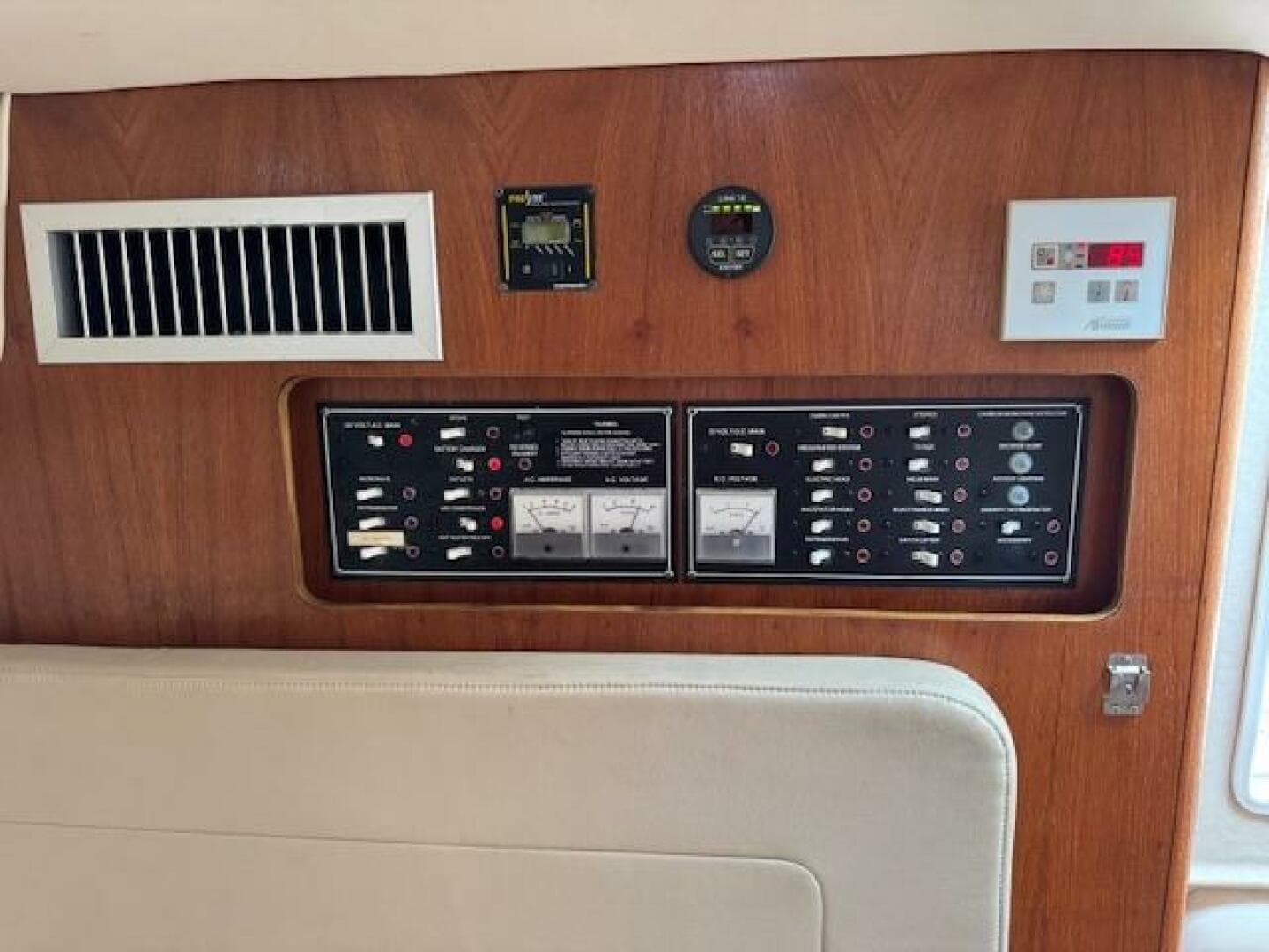 2002 Pursuit 3000 Express — photo 33