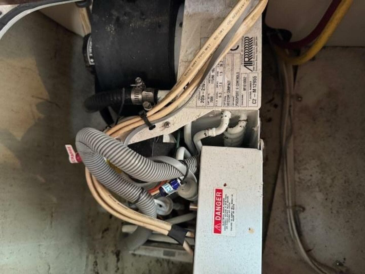 2002 Pursuit 3000 Express — photo 34