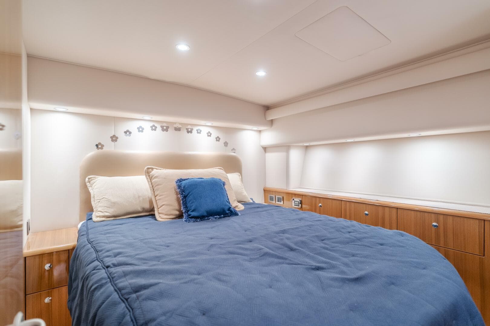 2008 Viking 52 Sport Coupe — photo 5