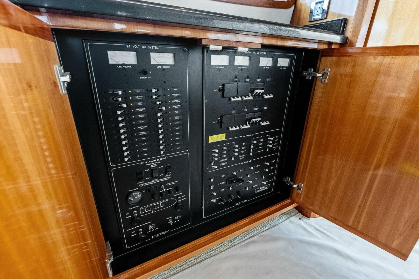 2004 Bertram Convertible — photo 36