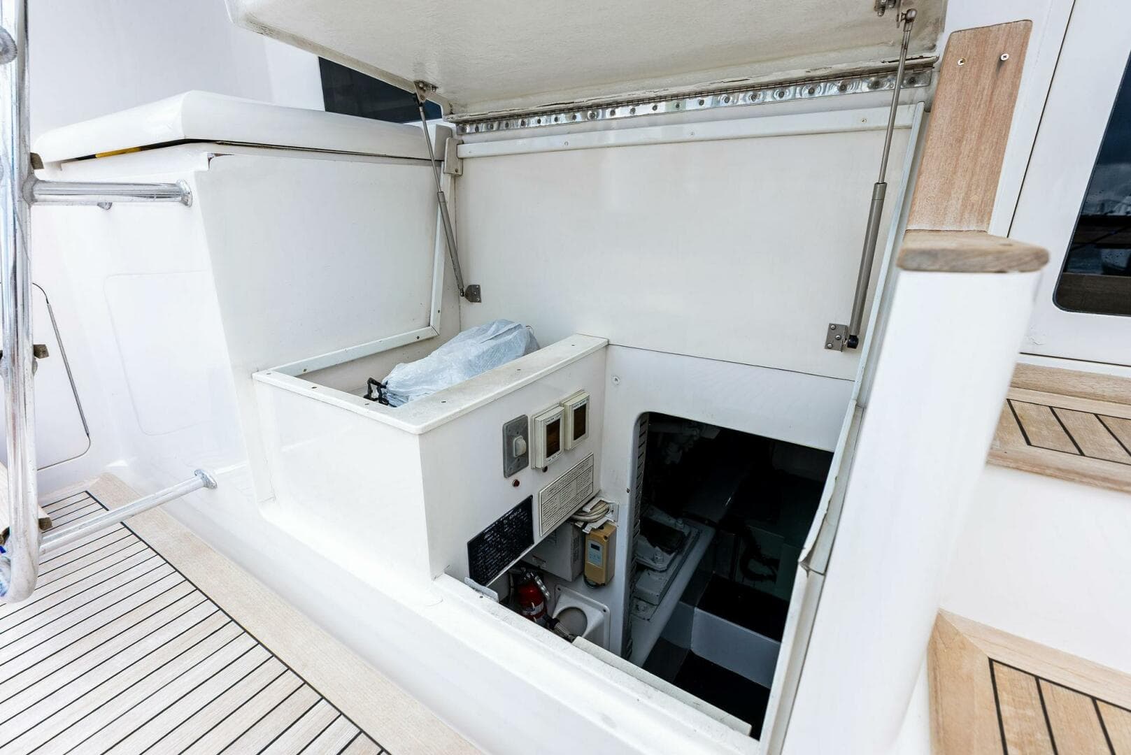 2004 Bertram Convertible — photo 15