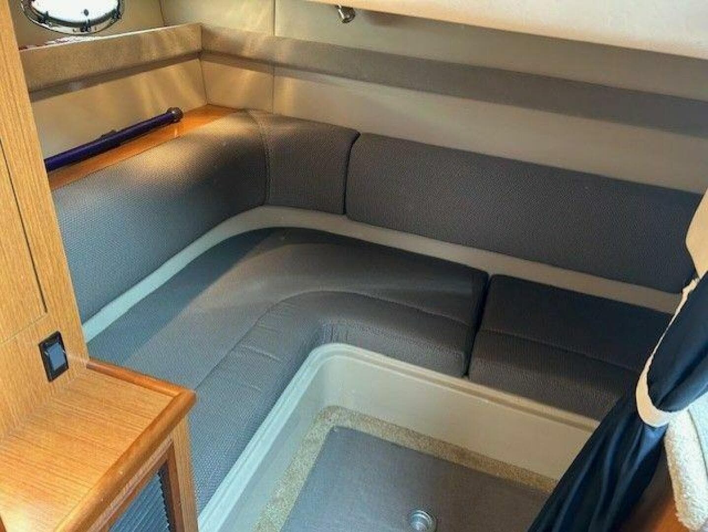 2004 Cruisers Yachts 340 Express — photo 44