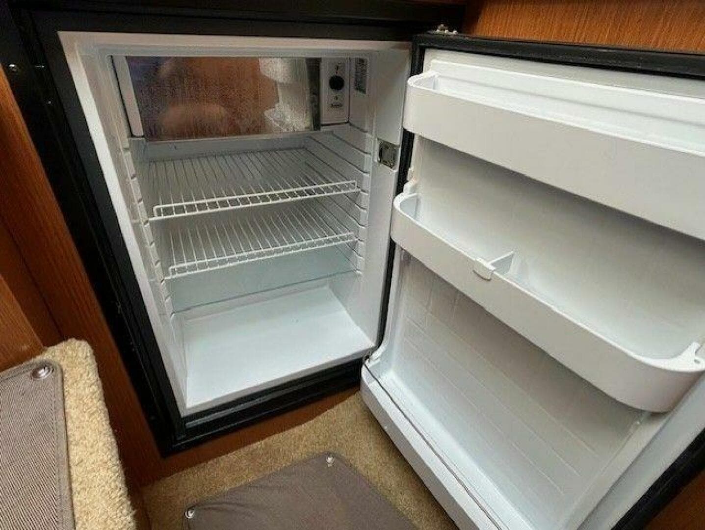 2004 Cruisers Yachts 340 Express — photo 29