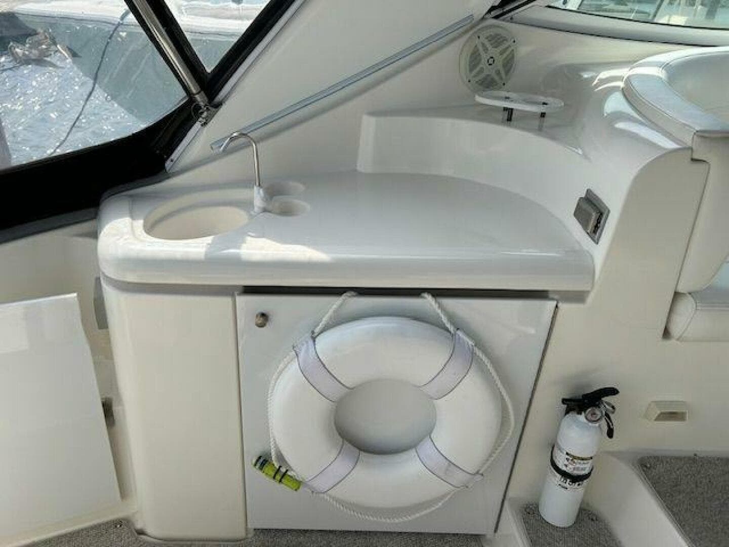 2004 Cruisers Yachts 340 Express — photo 9