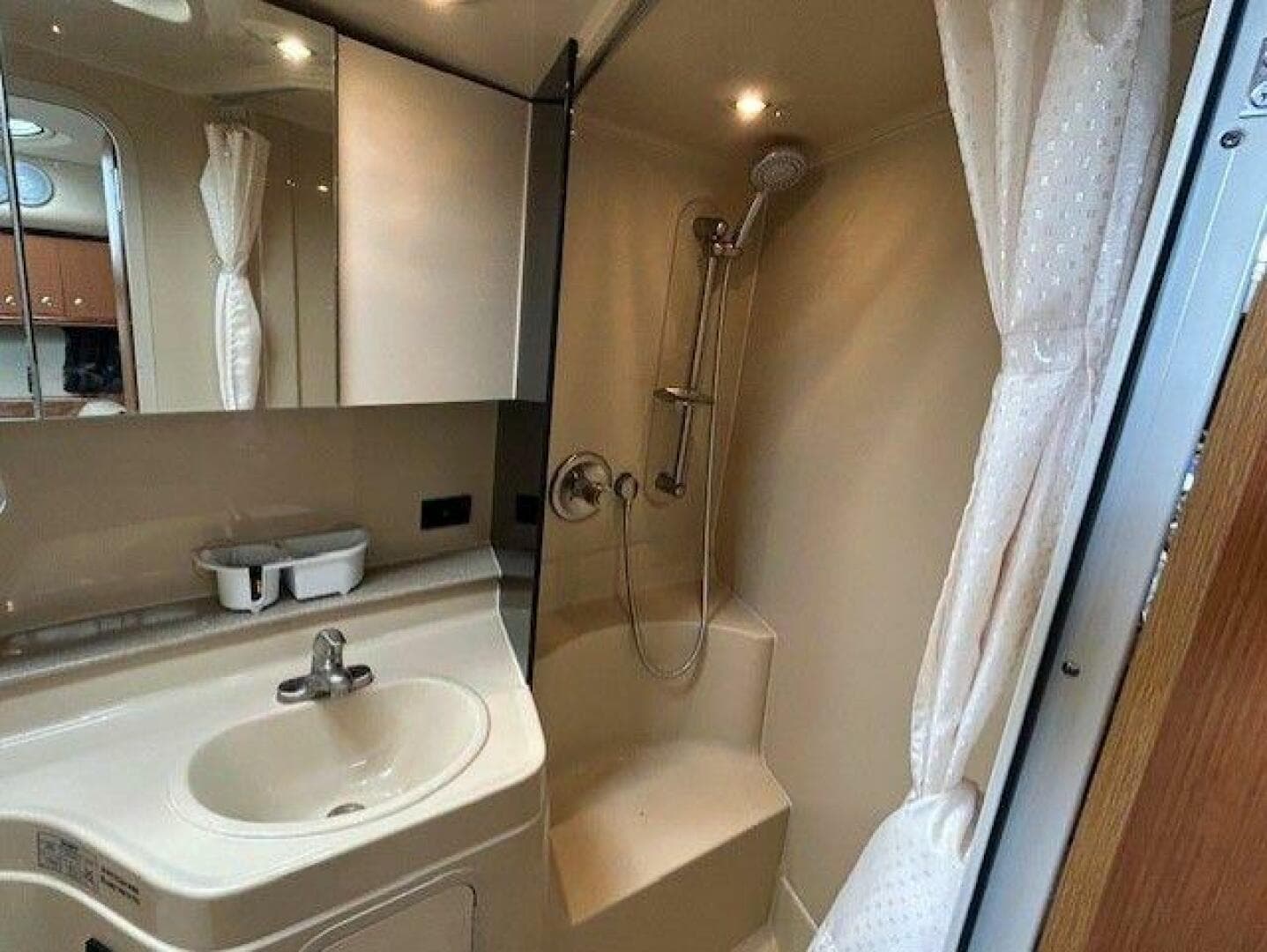 2004 Cruisers Yachts 340 Express — photo 39