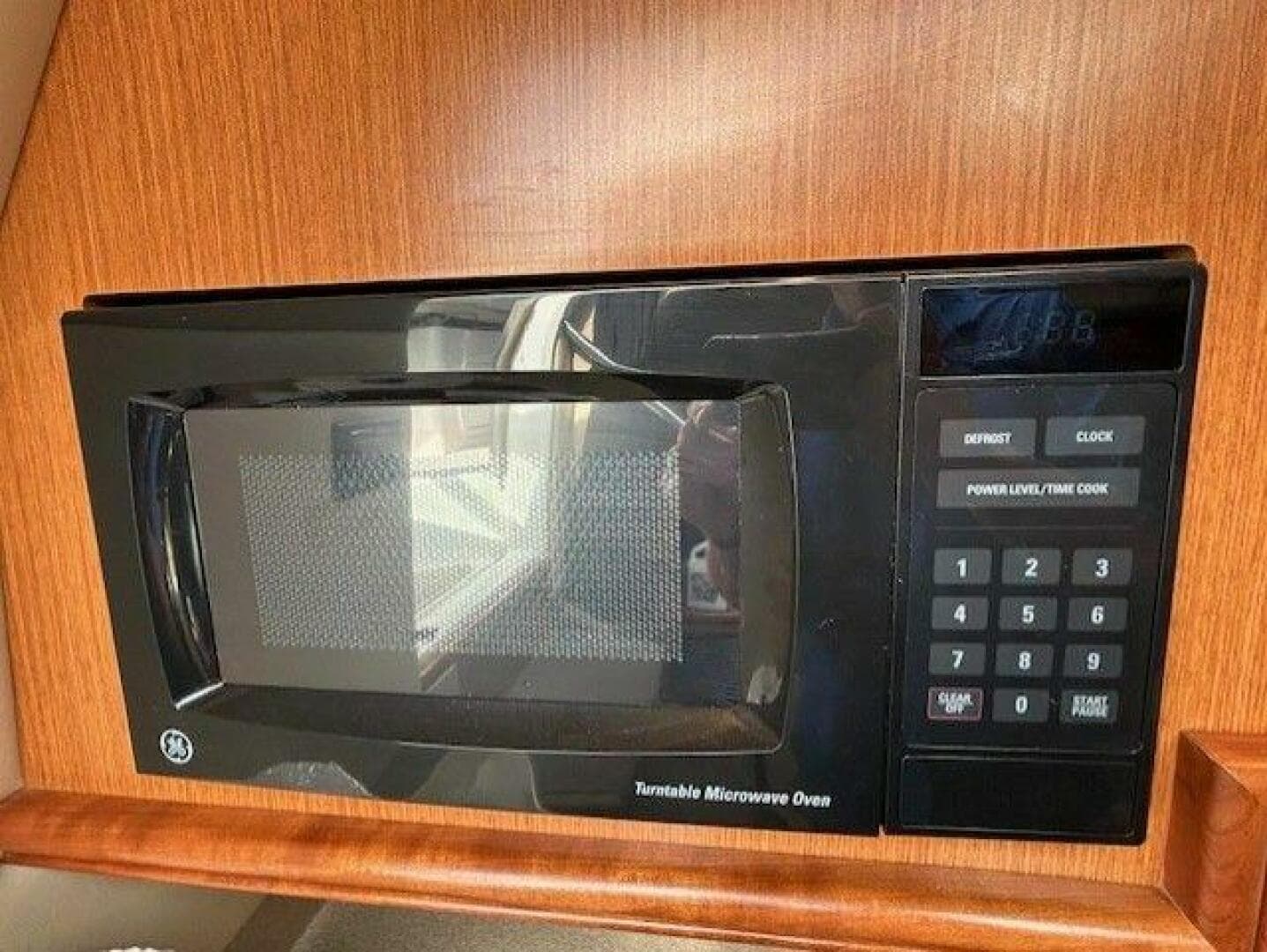 2004 Cruisers Yachts 340 Express — photo 26