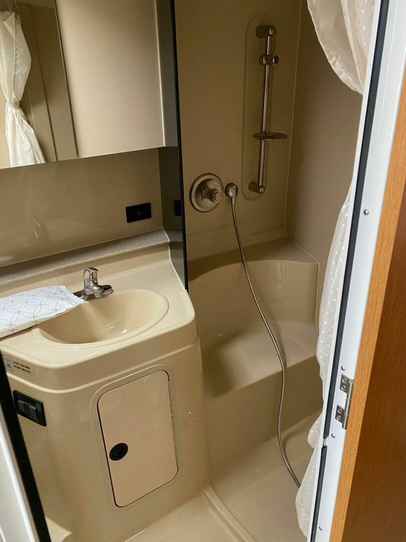 2004 Cruisers Yachts 340 Express — photo 37