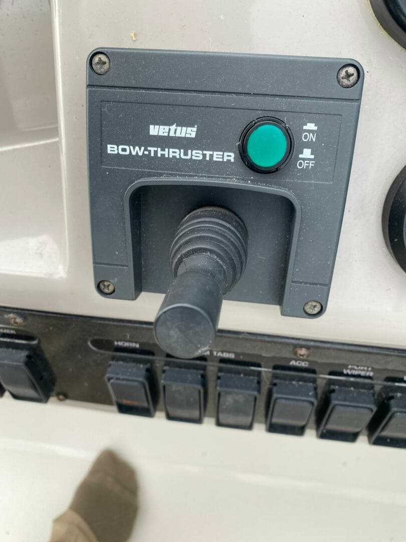 2004 Cruisers Yachts 340 Express — photo 20