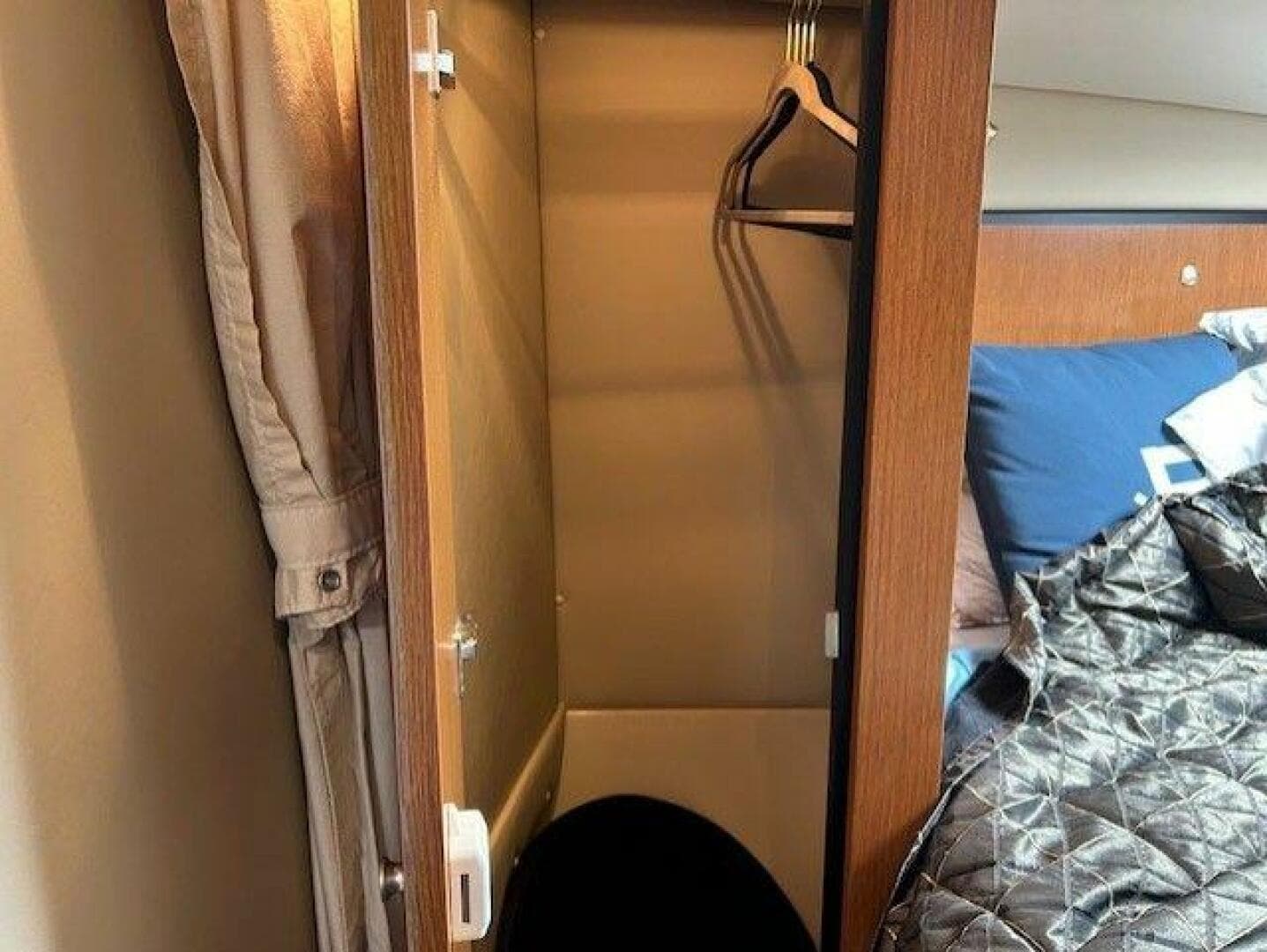 2004 Cruisers Yachts 340 Express — photo 35