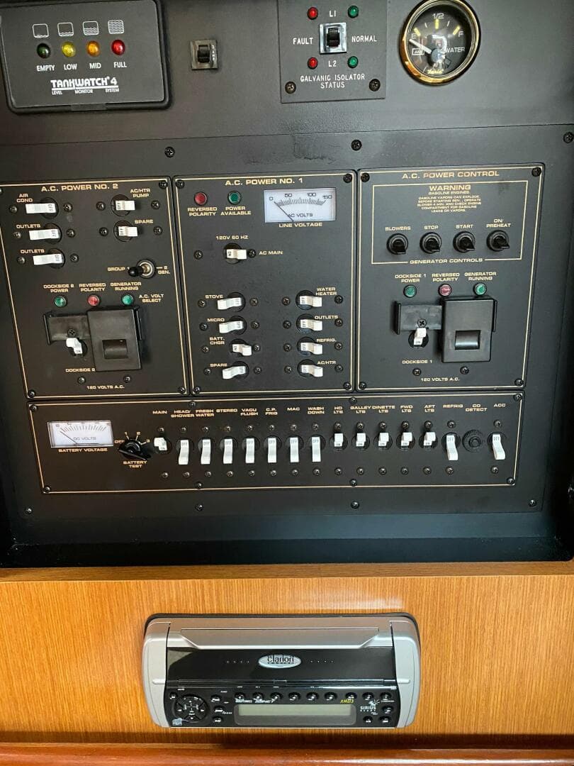 2004 Cruisers Yachts 340 Express — photo 43