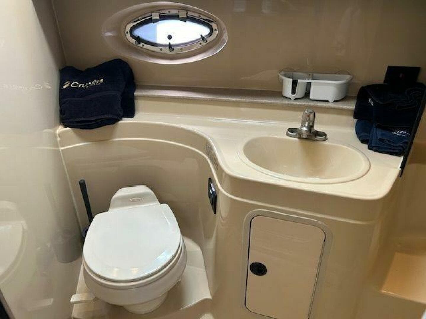 2004 Cruisers Yachts 340 Express — photo 38