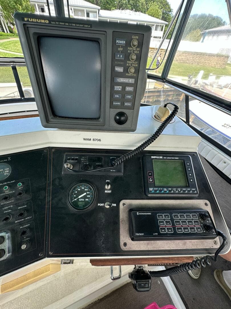 1991 Carver 3807 Aft Cabin — photo 17