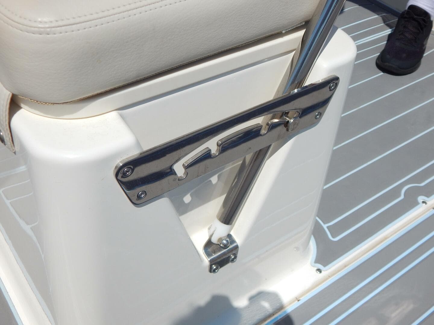 2020 Boston Whaler 190 Montauk — photo 12