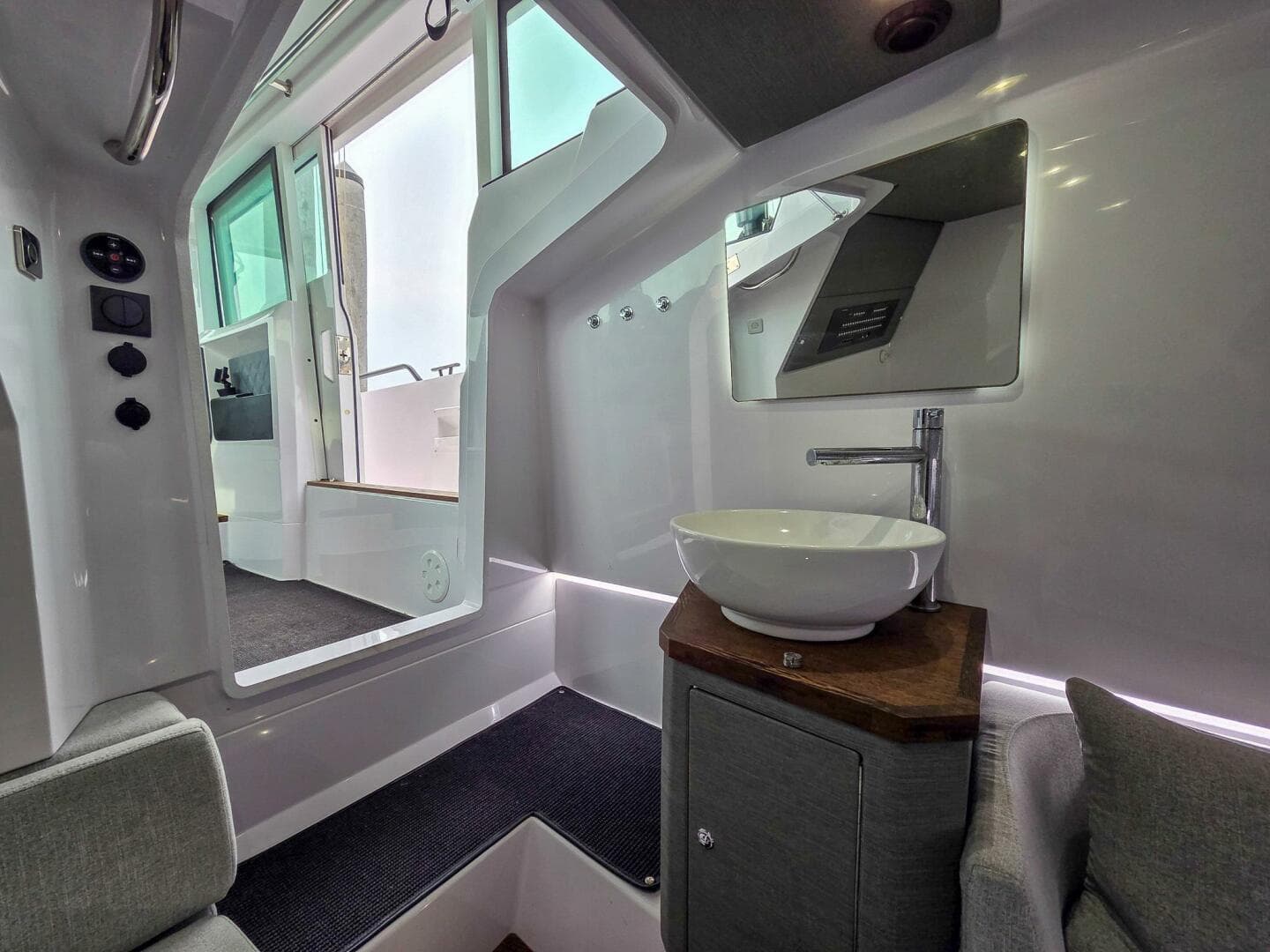 2021 Axopar 37 XC Cross Cabin — photo 15