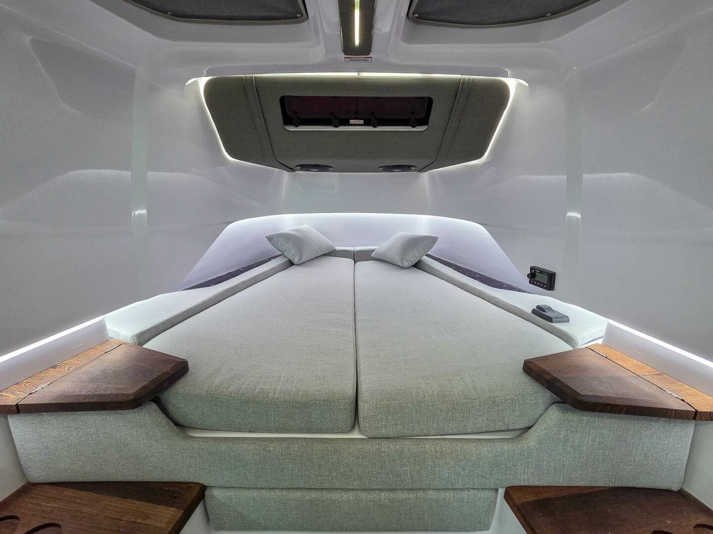 2021 Axopar 37 XC Cross Cabin — photo 18