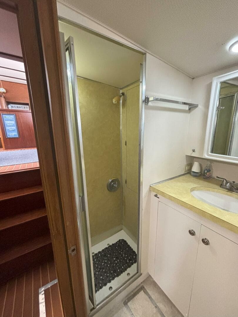 1972 Matthews 4 Flush Deck — photo 56
