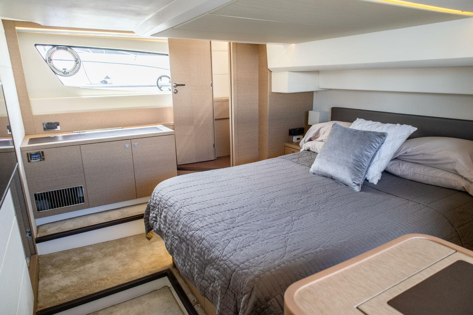 2018 Prestige 500 Flybridge — photo 18