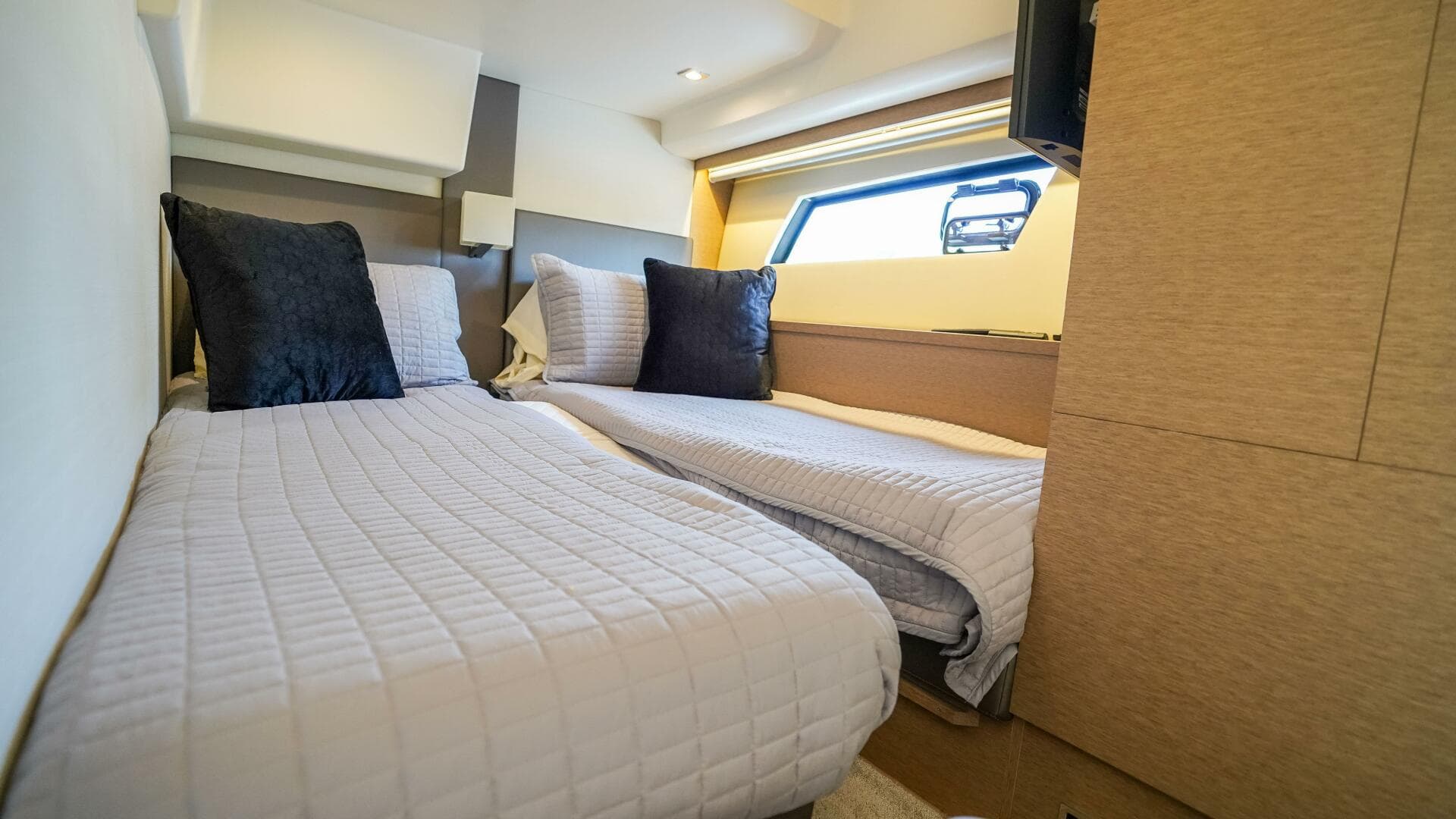 2018 Prestige 500 Flybridge — photo 25