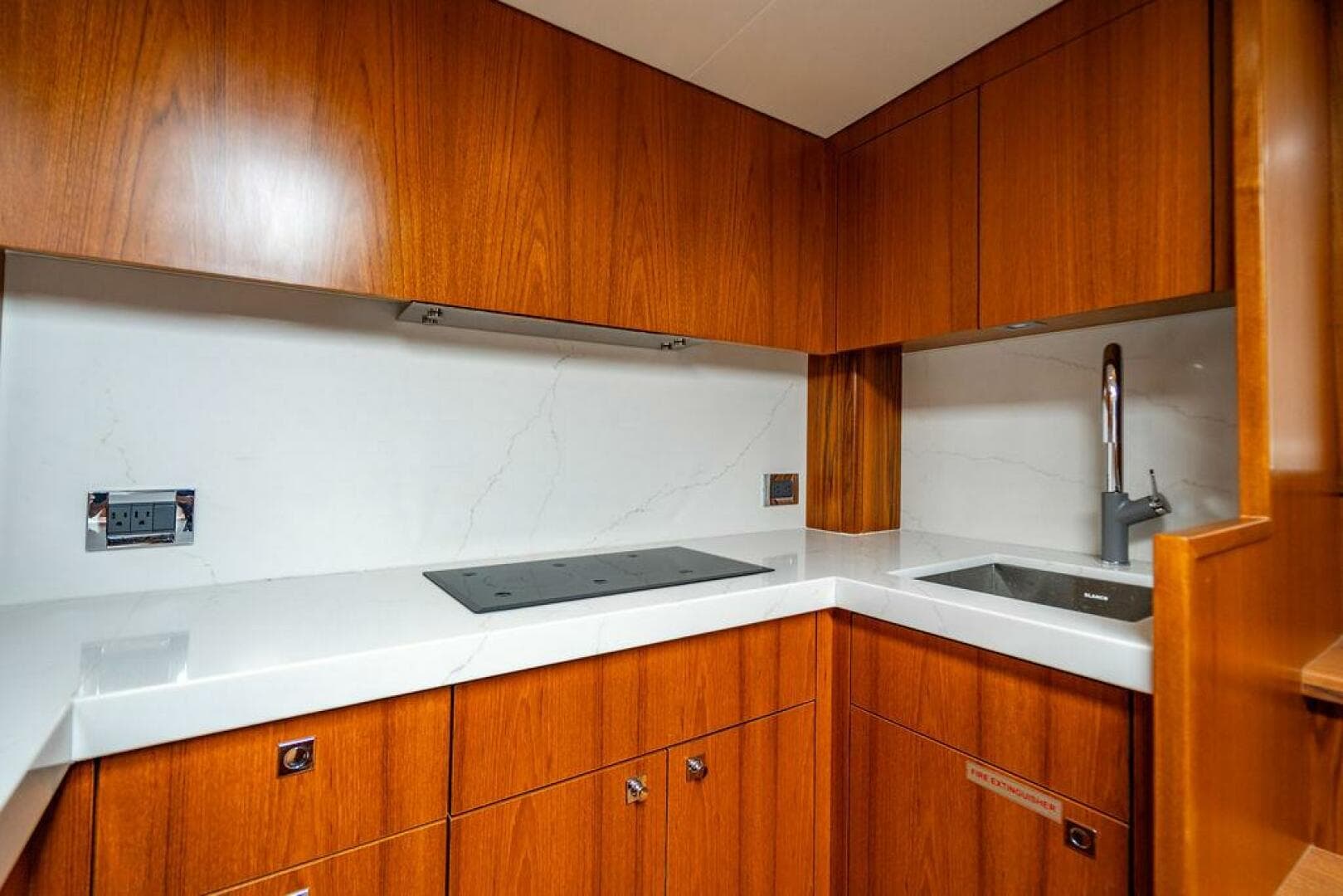 2023 Hatteras GT 45X — photo 33