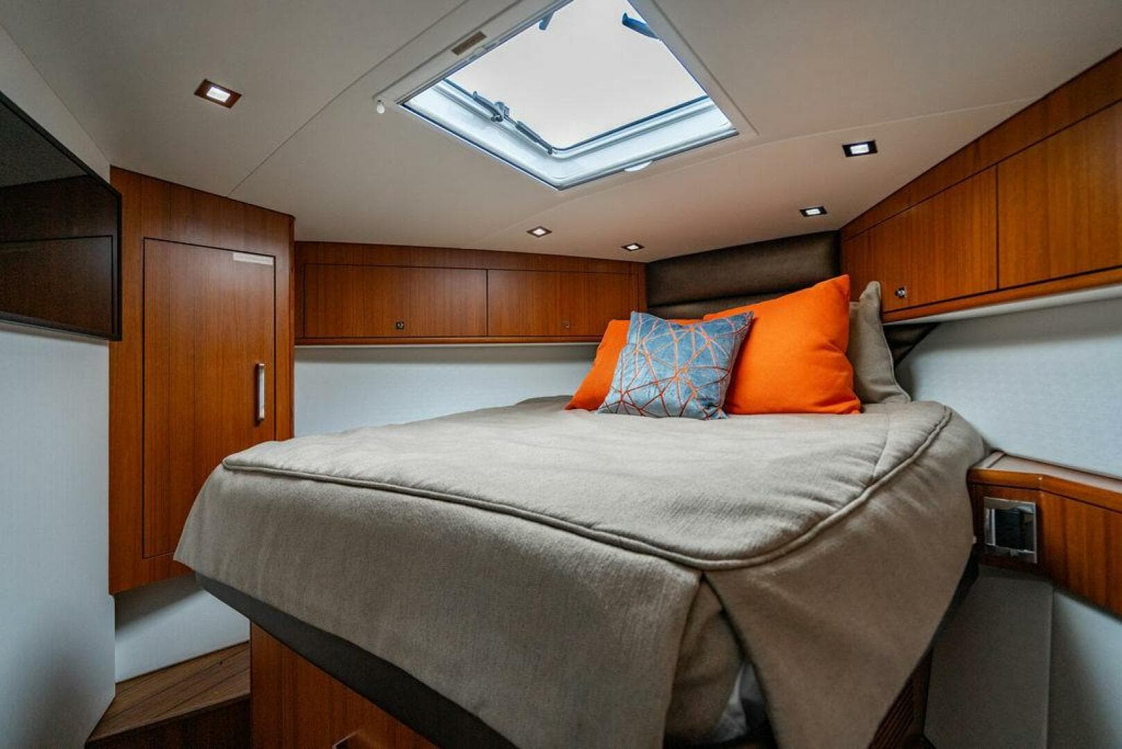 2023 Hatteras GT 45X — photo 39