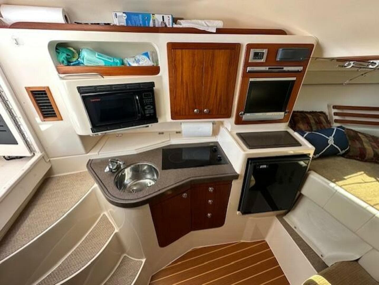 2008 Grady-White 330 Express — photo 12