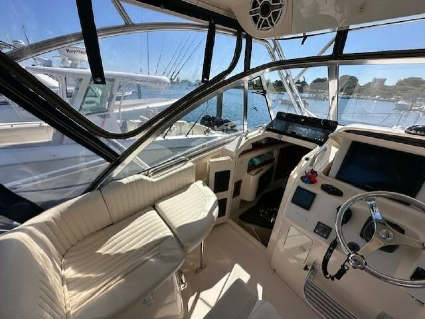 2008 Grady-White 330 Express — photo 9