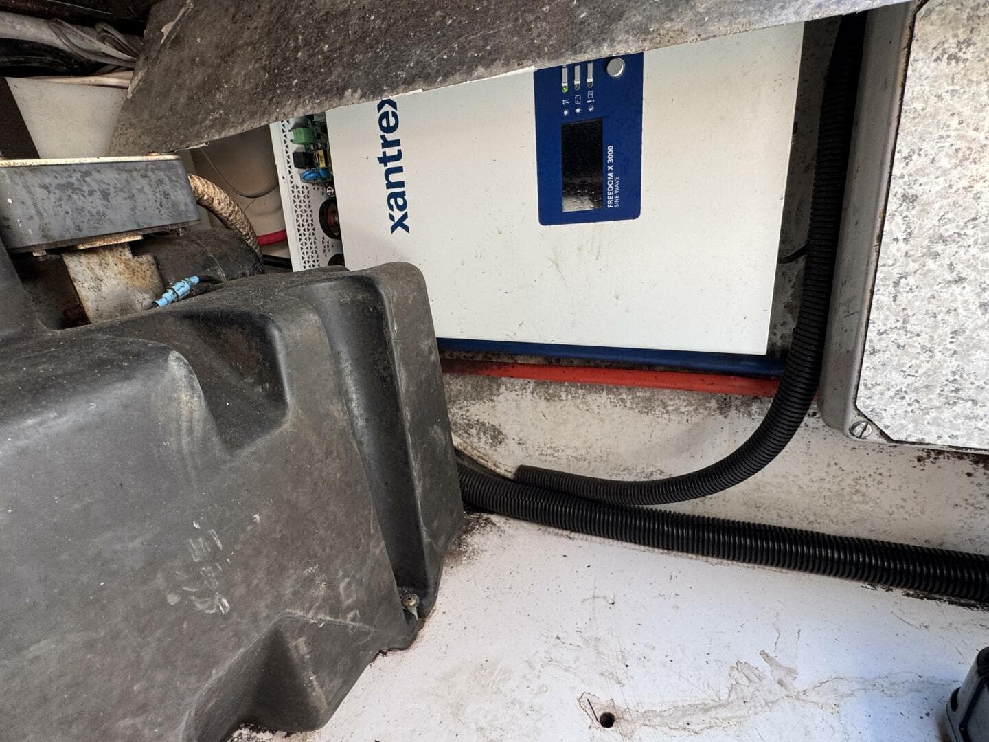 1999 Boston Whaler 28 Conquest — photo 47