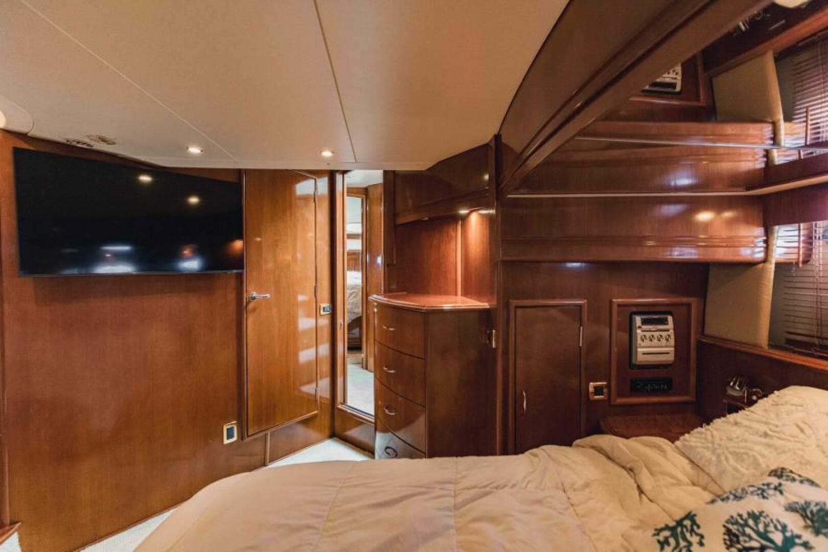 2004 Carver 56 Voyager — photo 37