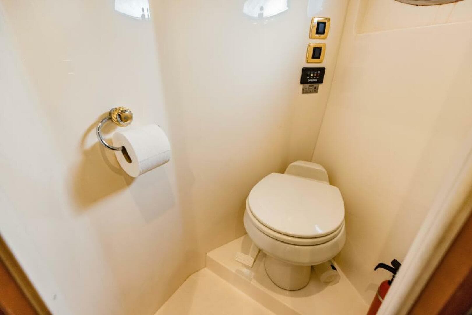 2004 Carver 56 Voyager — photo 40